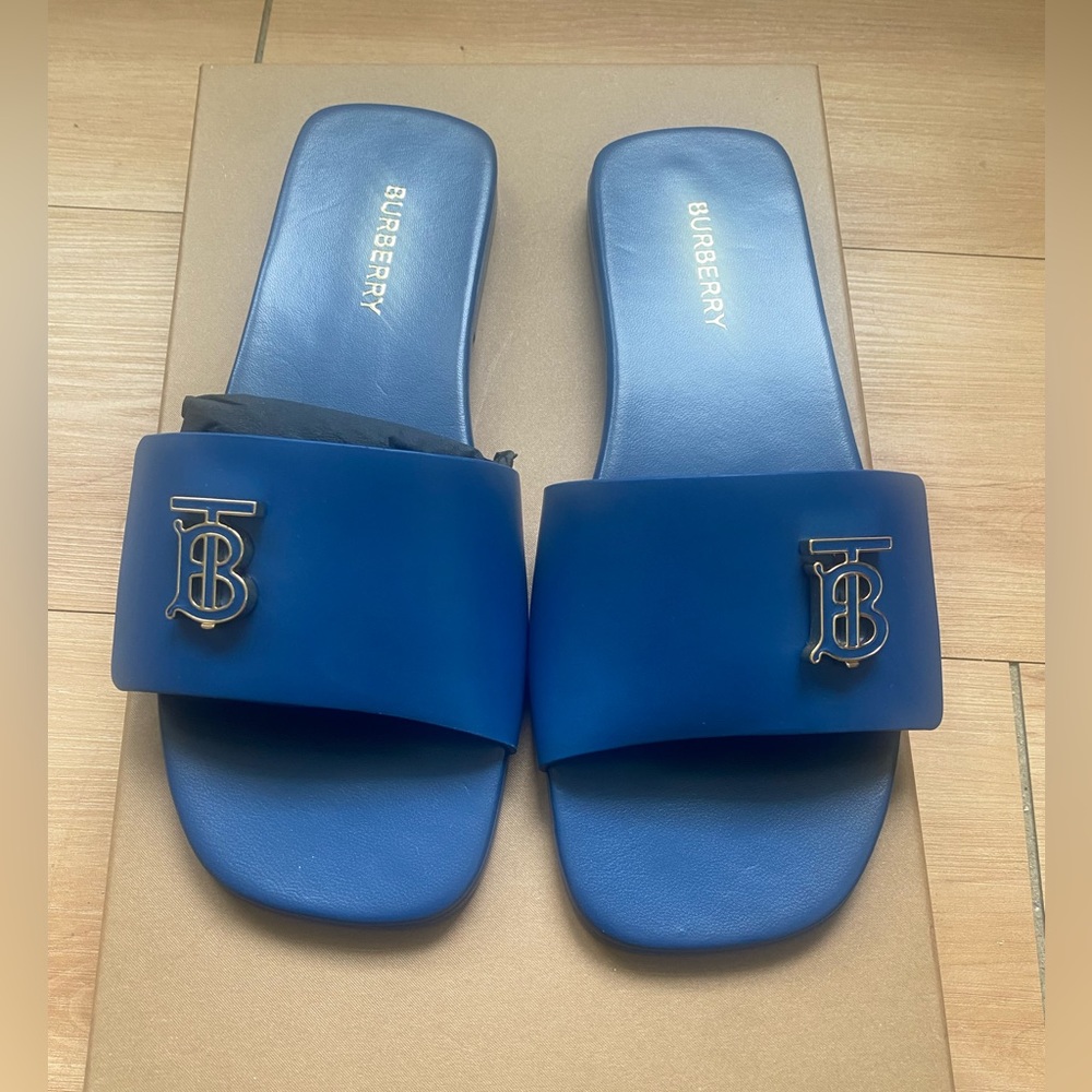 Burberry. Sloane Leather Slides